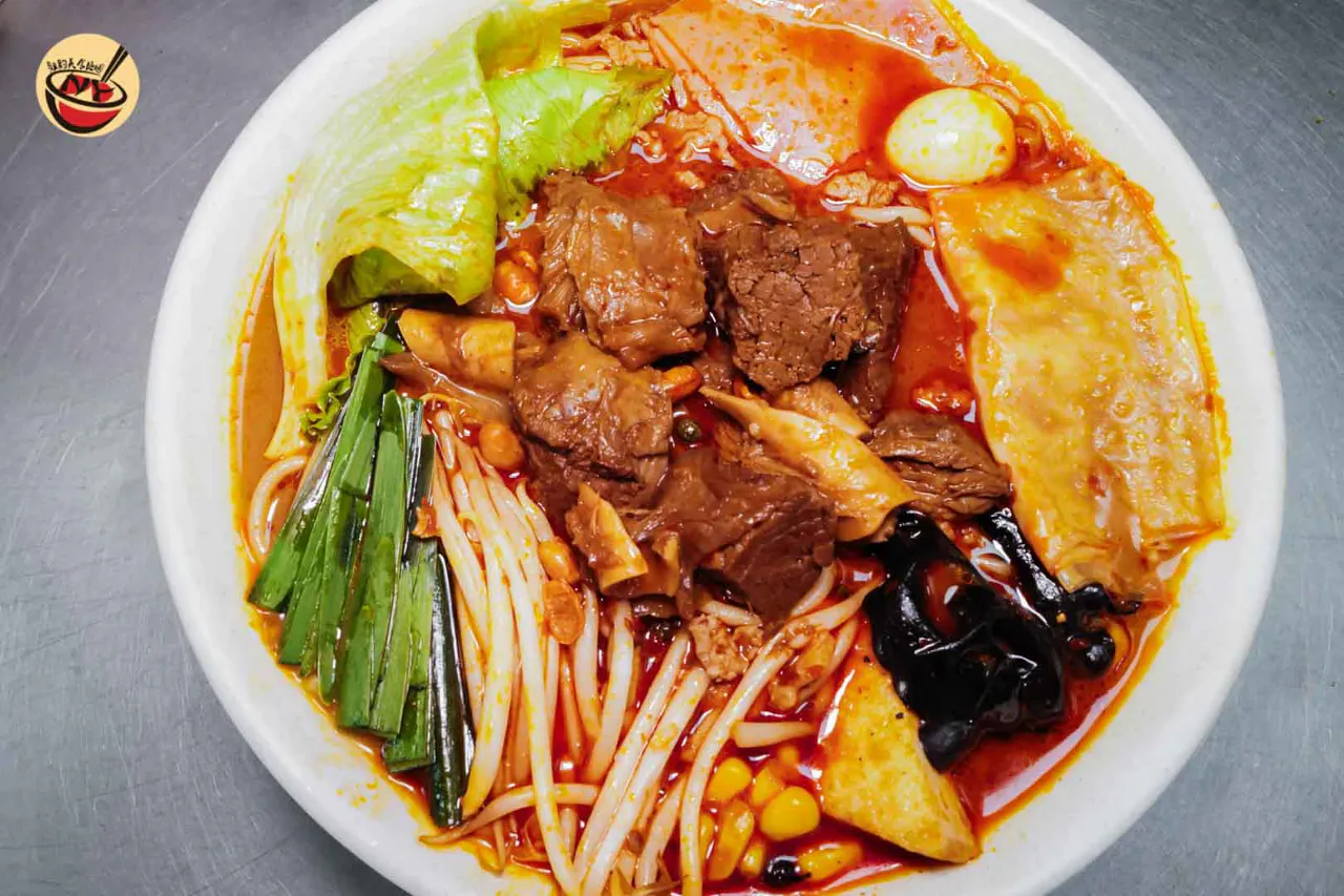 麻辣牛腩米线 · 麻辣浓香,牛腩软烂入味,米线爽滑,辣而不燥。